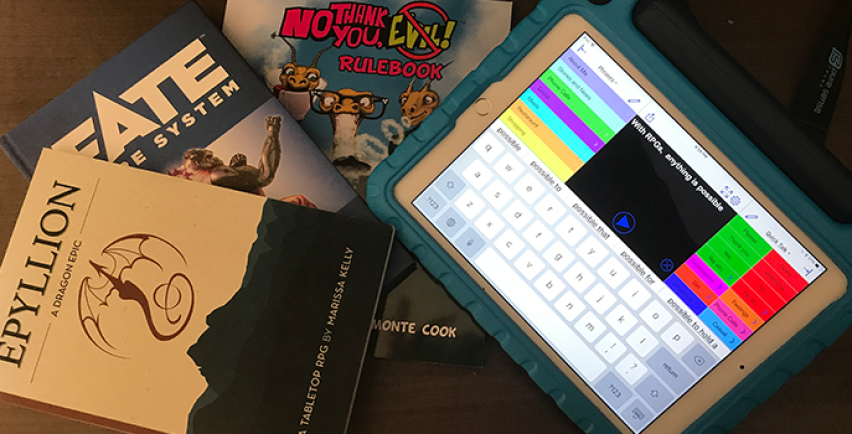 iPad avec Proloquo4Text et trois jeux de rôles sur une table