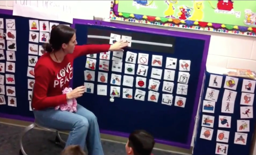Voorbeeld van een papieren bord uit de video 'Core Vocabulary and Communication', van Dynamic Learning Maps