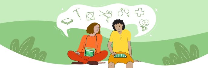 Deux personnes utilisant des appareils AAC sont assises l'une à côté de l'autre. Au-dessus d'eux se trouvent des croquis de différents symboles, notamment un livre, un stérilet, un préservatif, une caméra, des symboles de genre, une croix d'hôpital et des