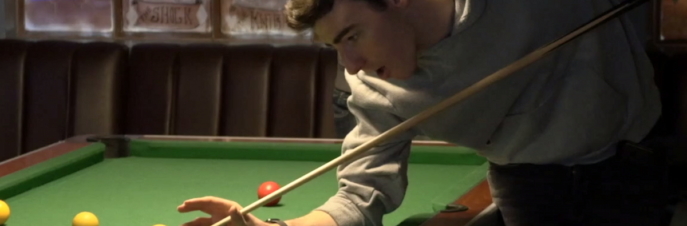 Ben juega pool con su compañero
