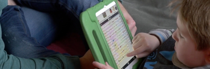 Hugo op de bank met vader en iPad