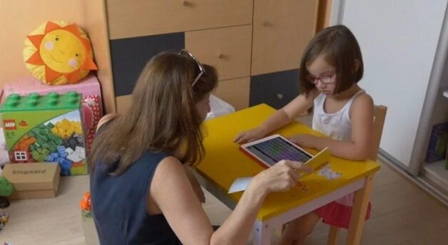 Jeune fille avec iPad et professeur