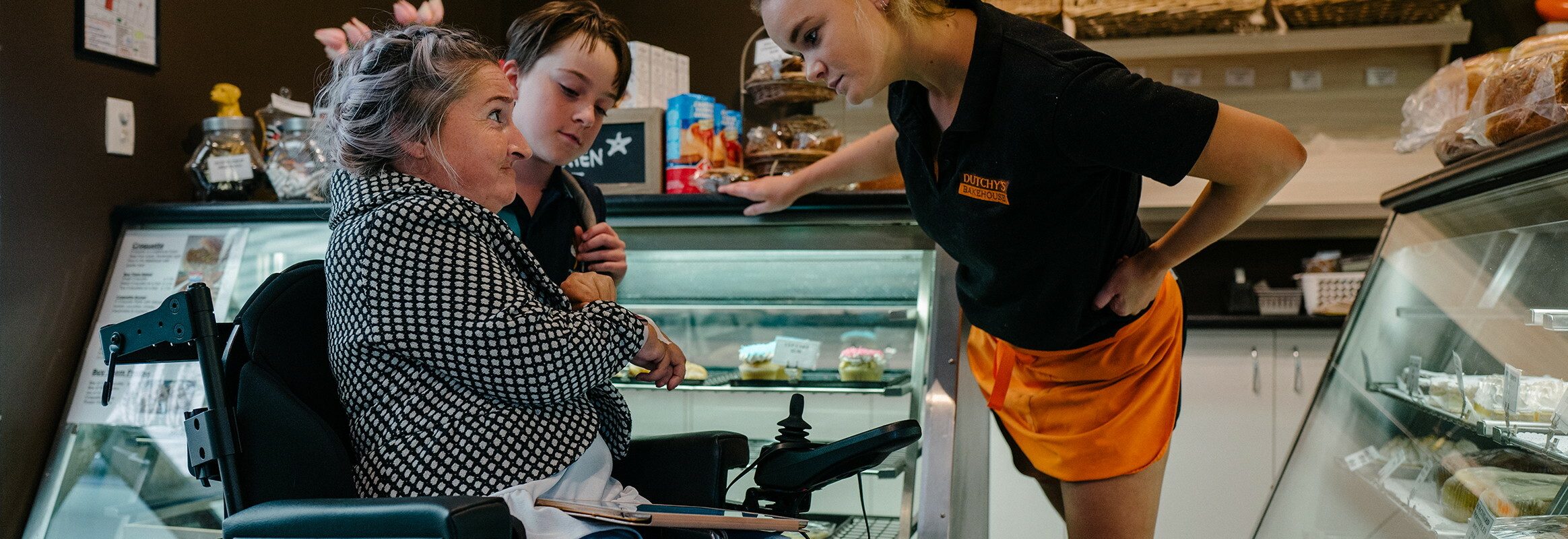 Lisa bestelt bij een bakkerij met Proloquo4Text op haar Apple Watch