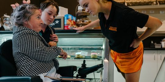 Lisa bestelt bij een bakkerij met Proloquo4Text op haar Apple Watch