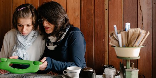 Joven y mujer usando un iPad