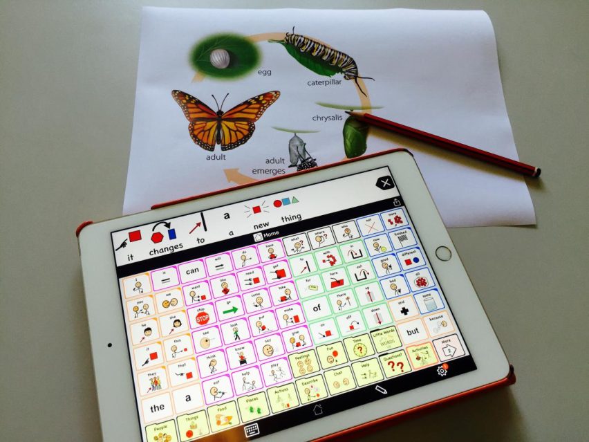 Een tekening die de fasen van een ei naar rups naar vlinder laat zien, met daaronder een iPad met Proloquo2Go