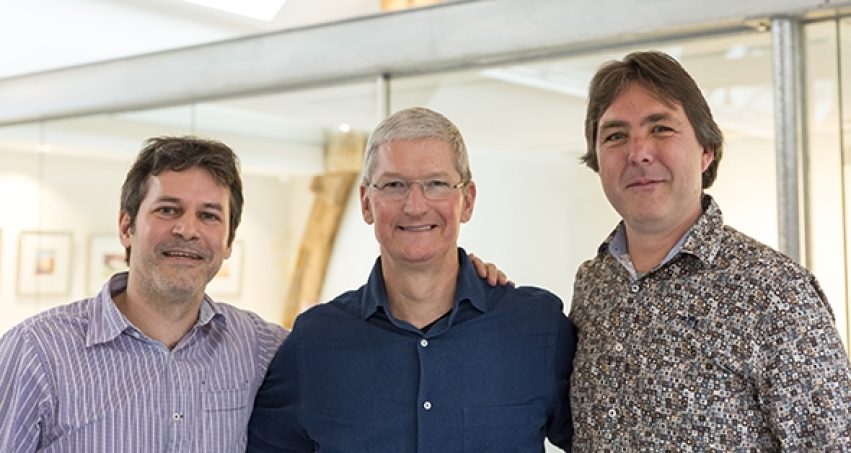 Tim Cook pose pour une photo avec David et Martijn