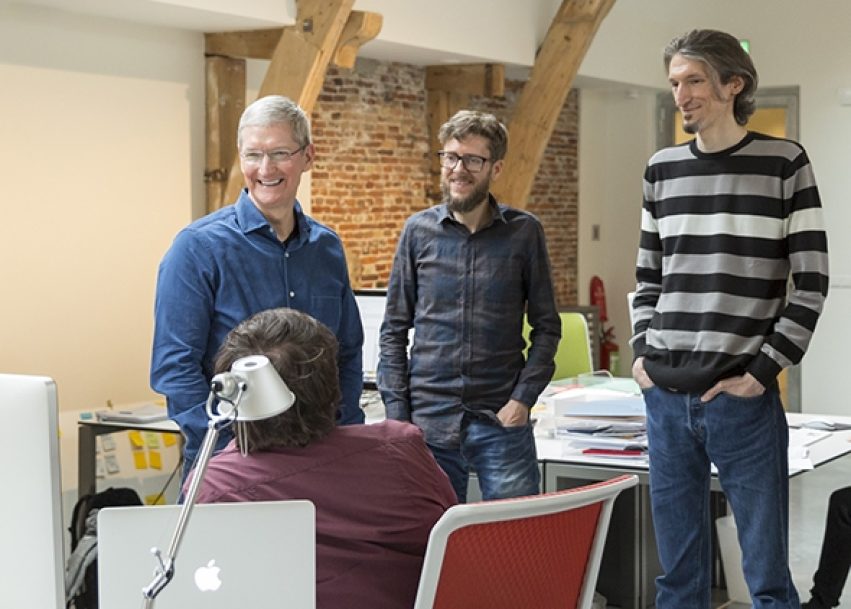 Tim Cook discute avec le personnel d'Assistiveware