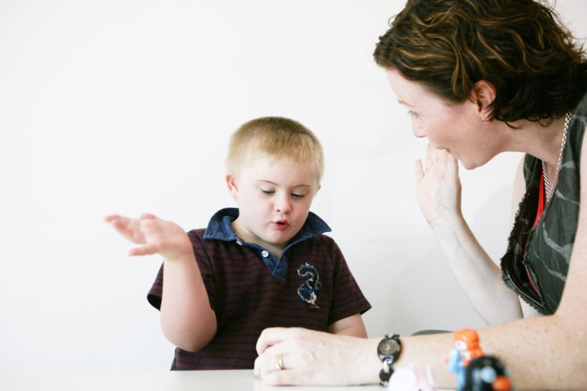 Enfant utilisant des signes