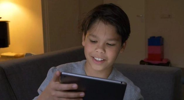 Thijs luistert naar zijn eigen stem op de iPad