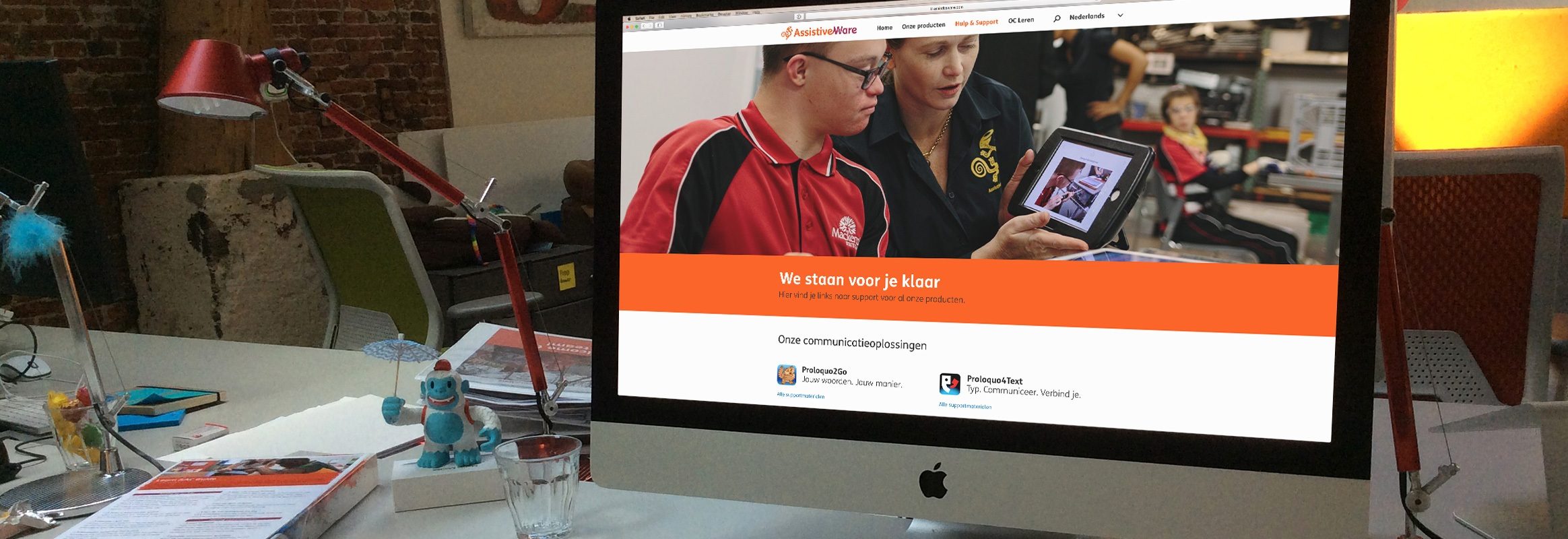 Bureau met beelscherm die AssistiveWare’s nieuwe website toont.