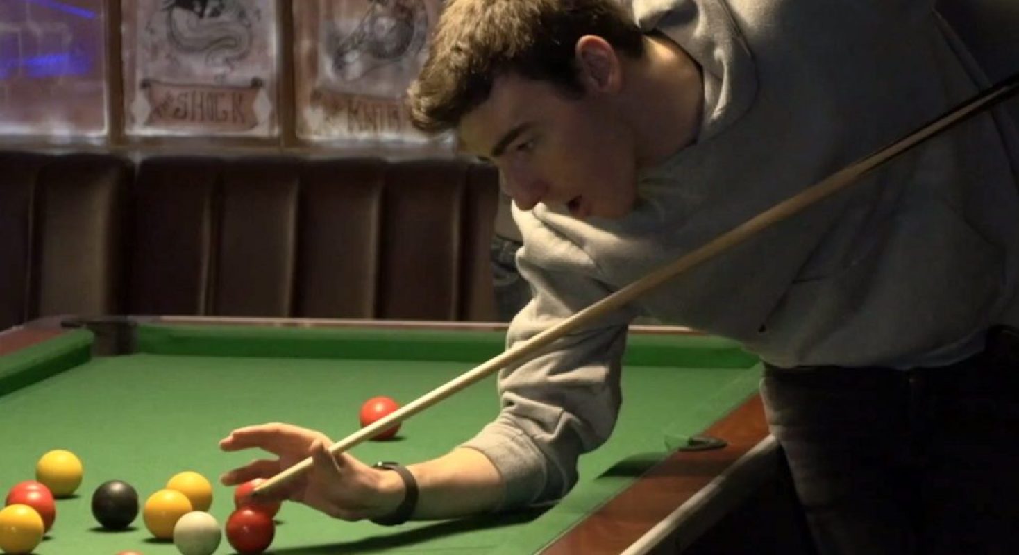 Ben juega pool con su compañero