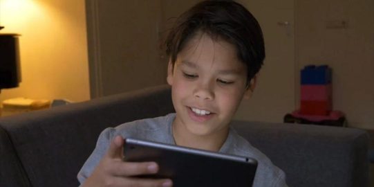 Thijs luistert naar zijn eigen stem op de iPad