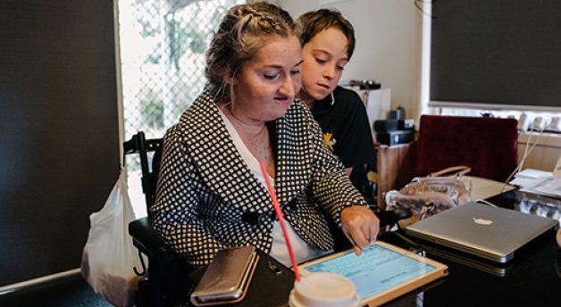 Vrouw praat met zoon op iPad.